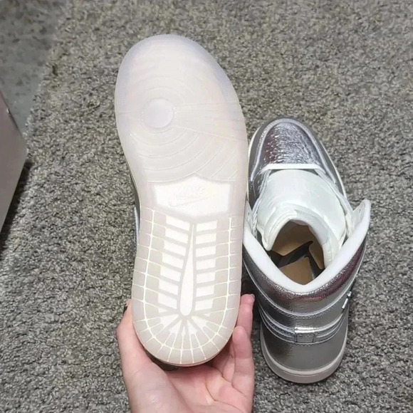 Air Jordan 1 Retro HI OG Womens - Picture 6 of 7